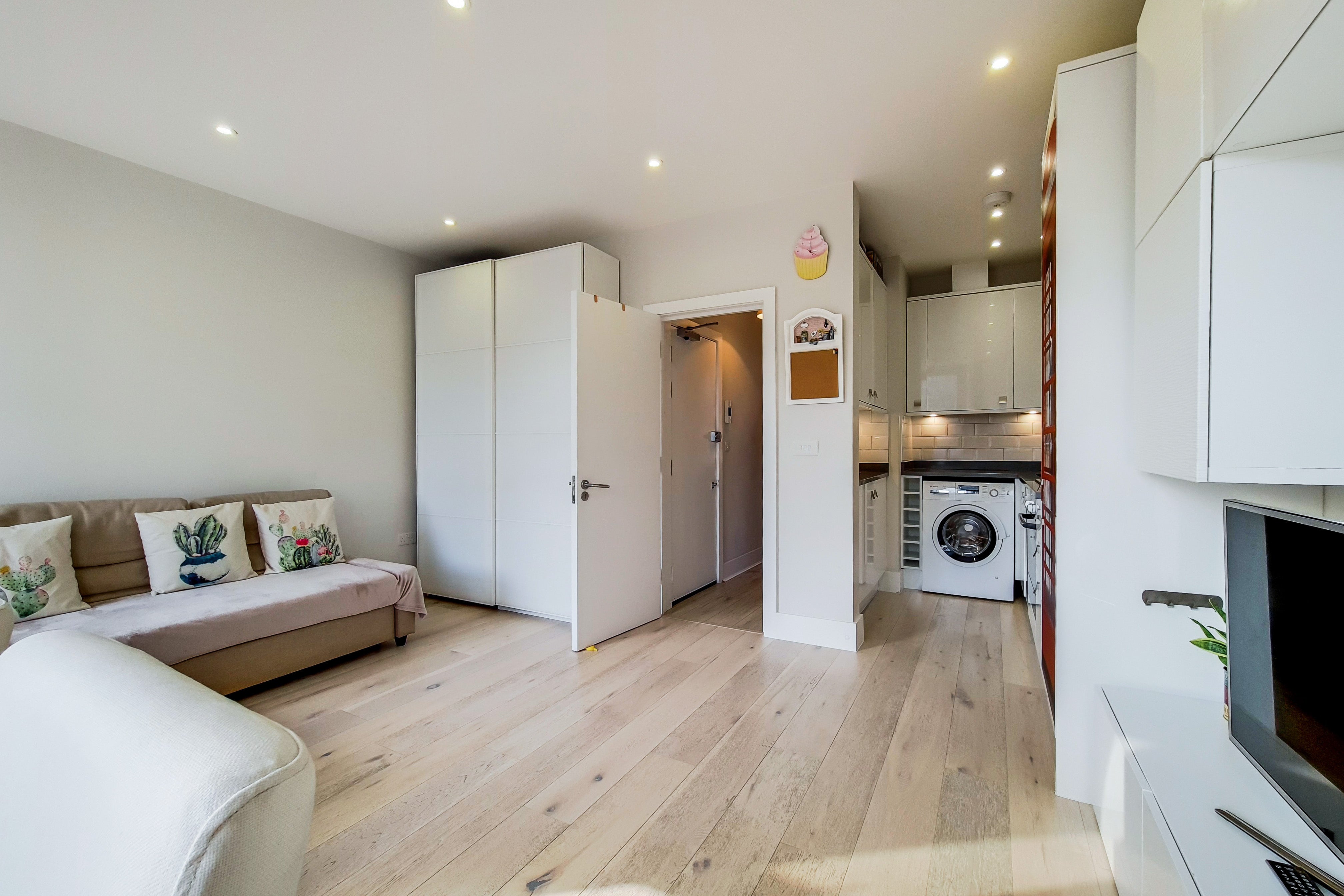 Flat Bramber Road in Greater London