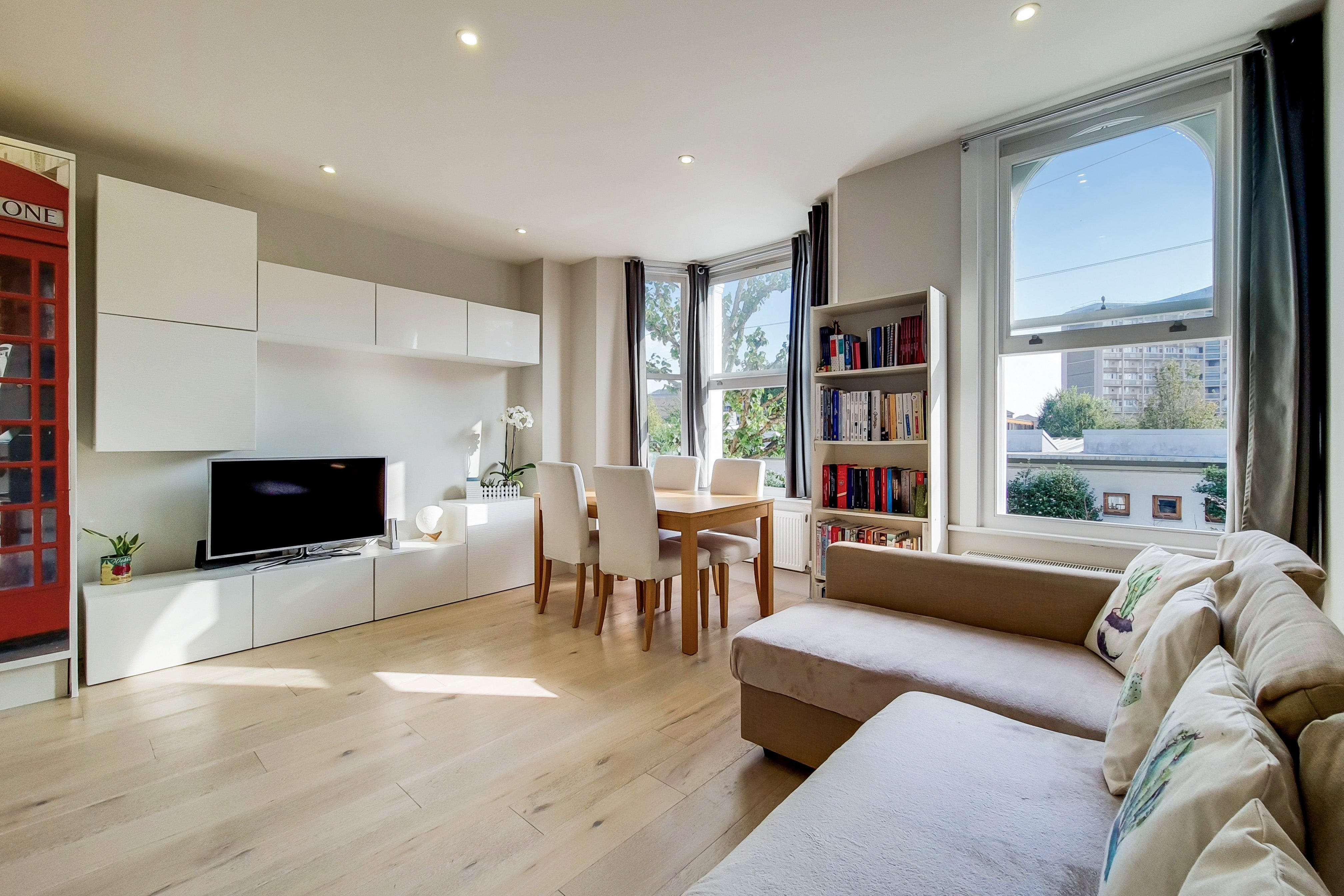Flat Bramber Road in Greater London