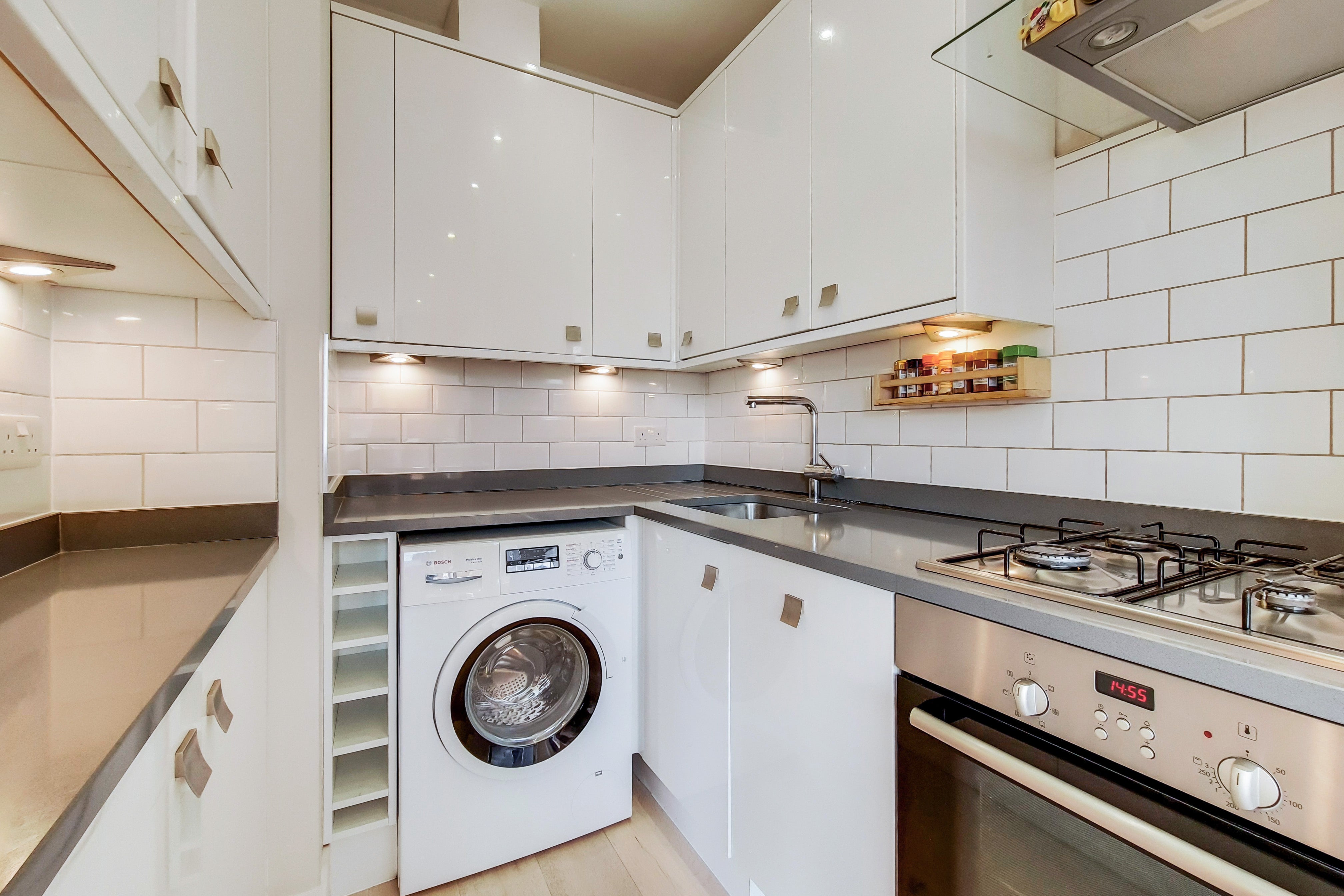 Flat Bramber Road in Greater London