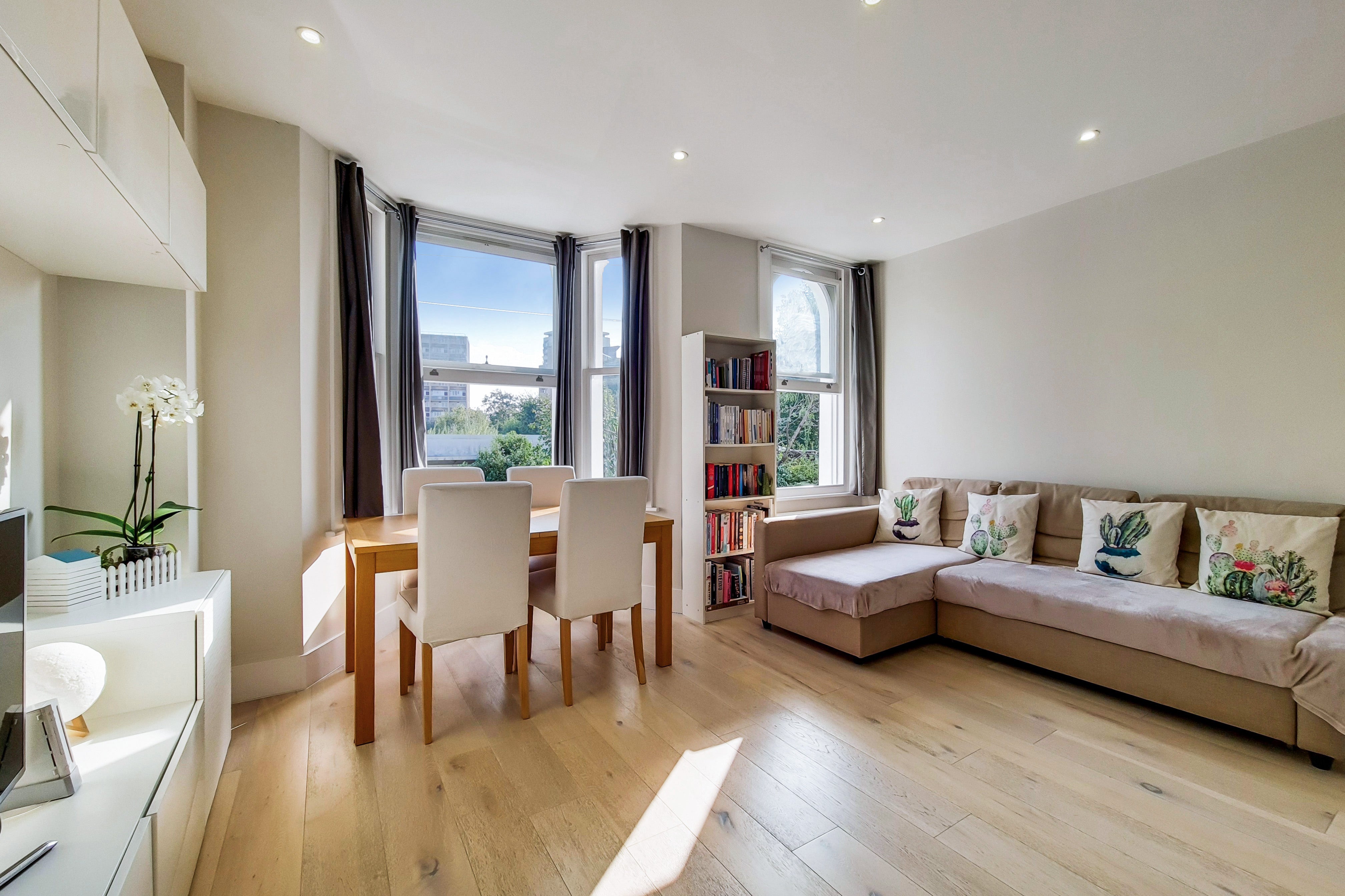 Flat Bramber Road in Greater London