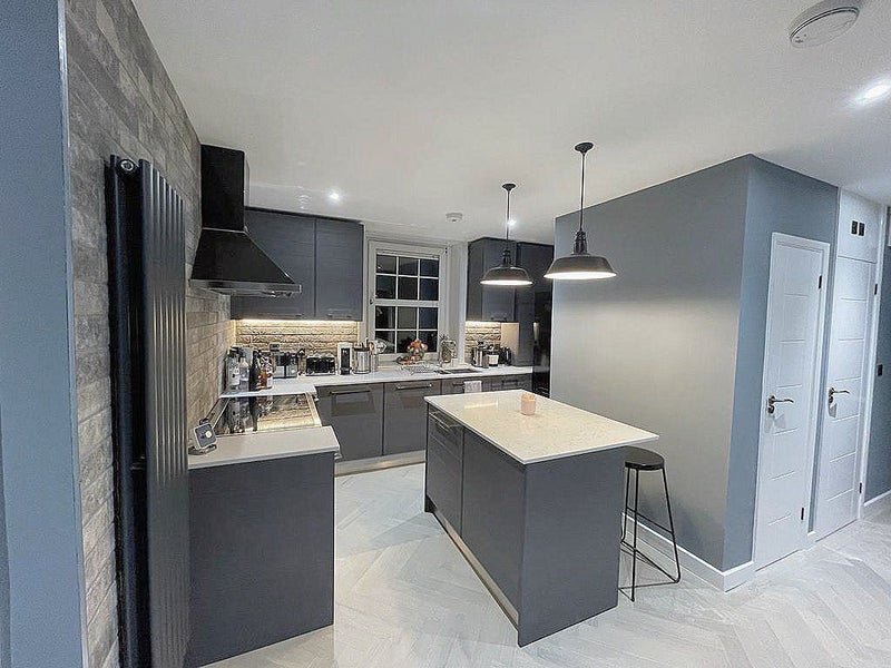 Room Bow Road in Greater London