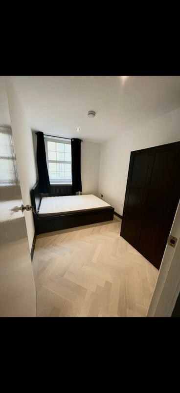 Room Bow Road in Greater London