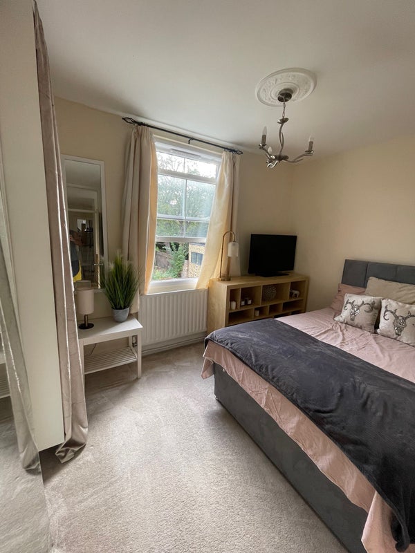 Room Crewdson Road in Greater London