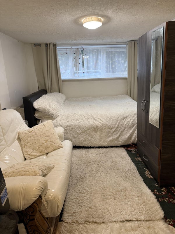 Room Tawney Road in Greater London