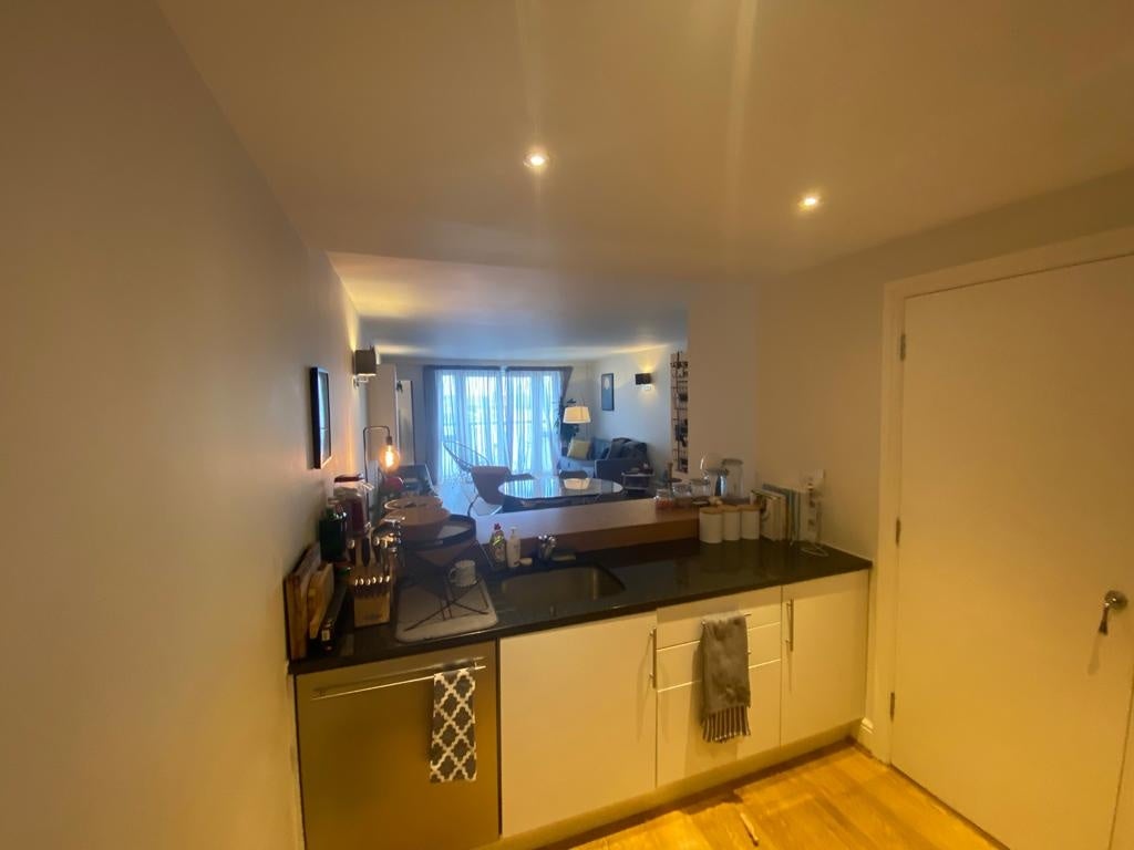 Flat Westferry Road in Greater London