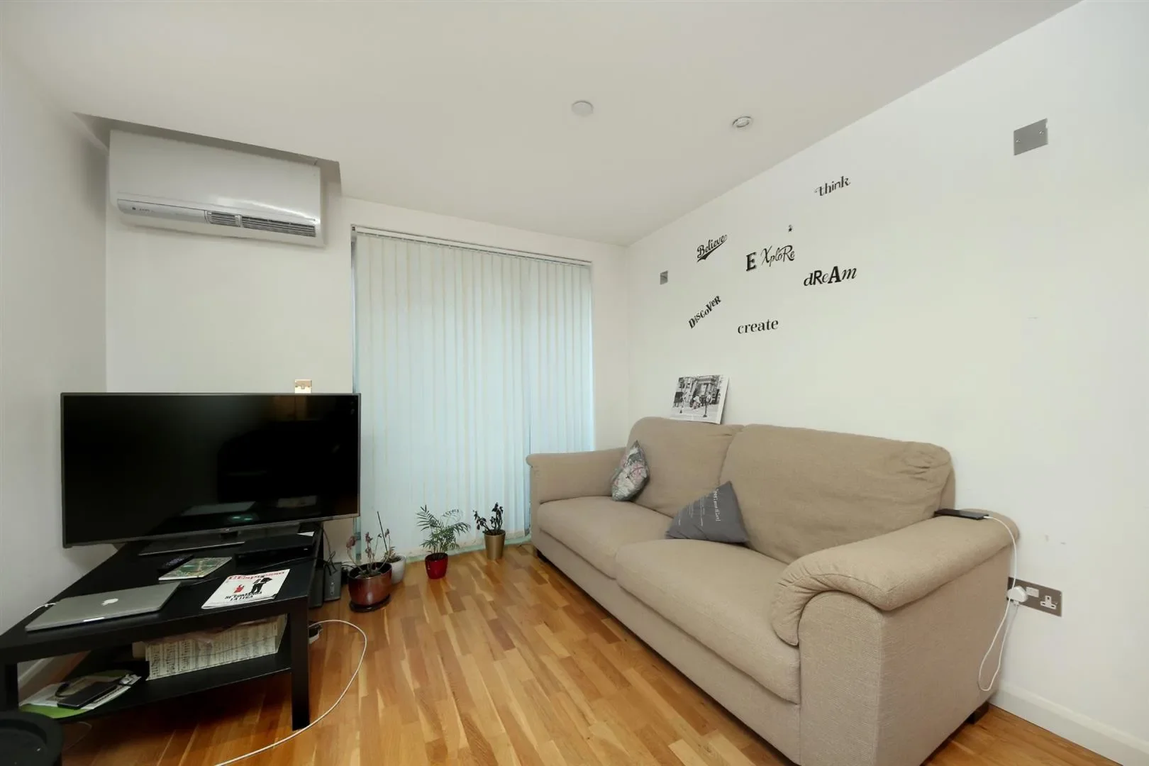 Flat Uxbridge Road in Greater London