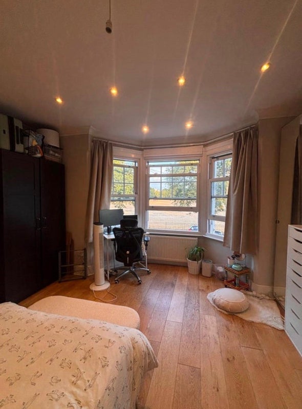 Room Burntwood Lane in Greater London