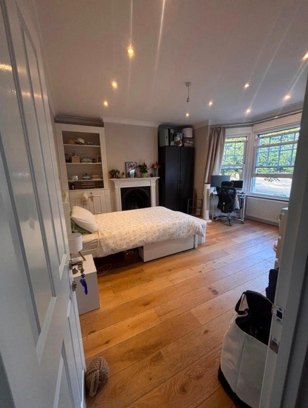 Room Burntwood Lane in Greater London