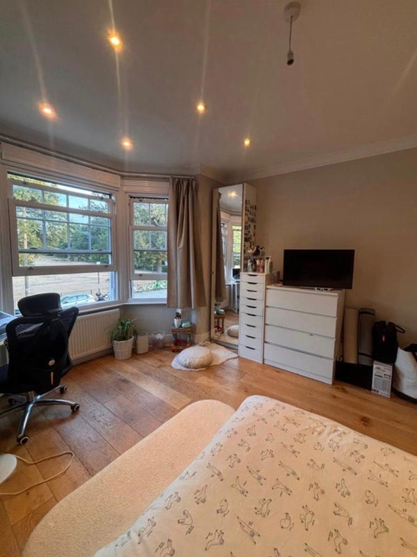 Room Burntwood Lane in Greater London