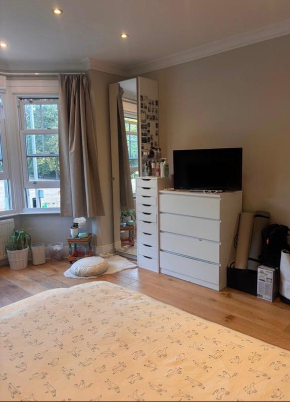 Room Burntwood Lane in Greater London