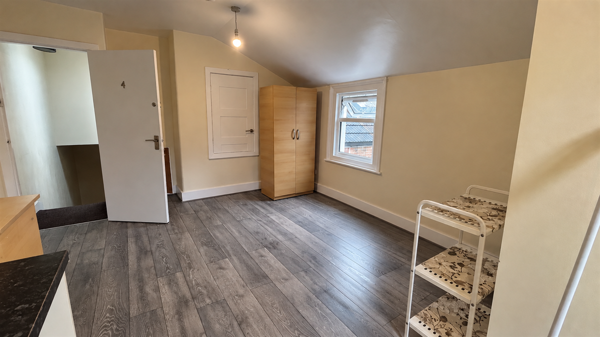Flat Blakemore Road in Greater London