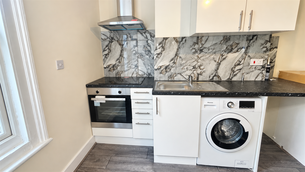 Flat Blakemore Road in Greater London