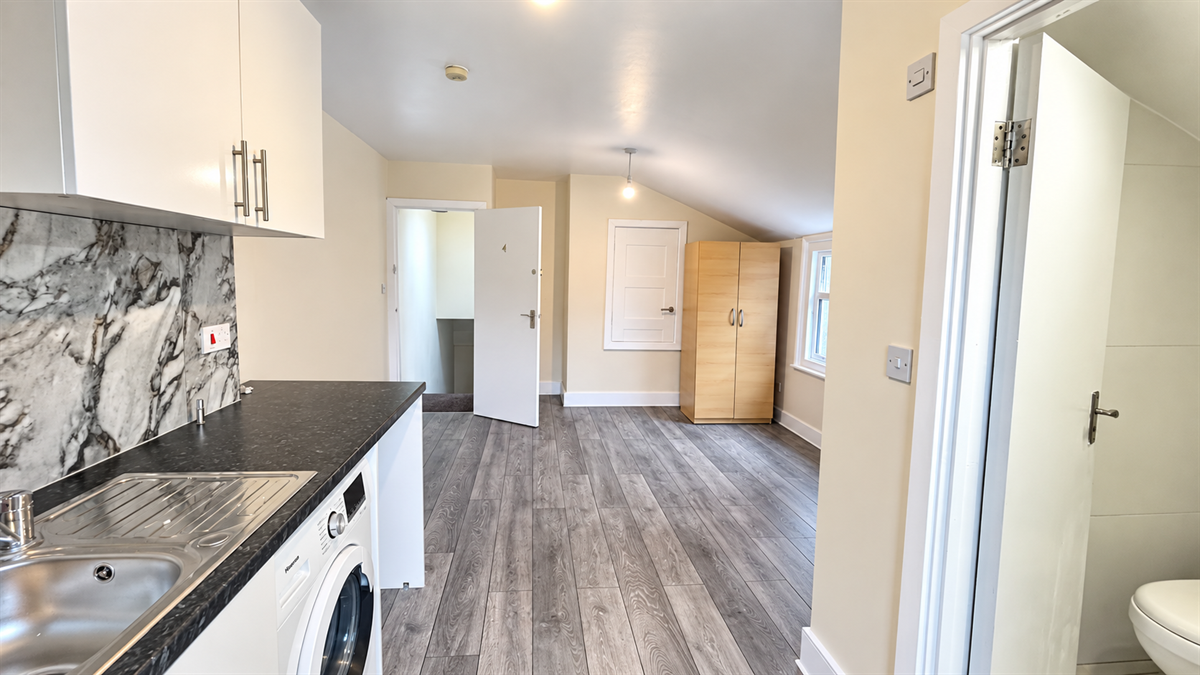 Flat Blakemore Road in Greater London