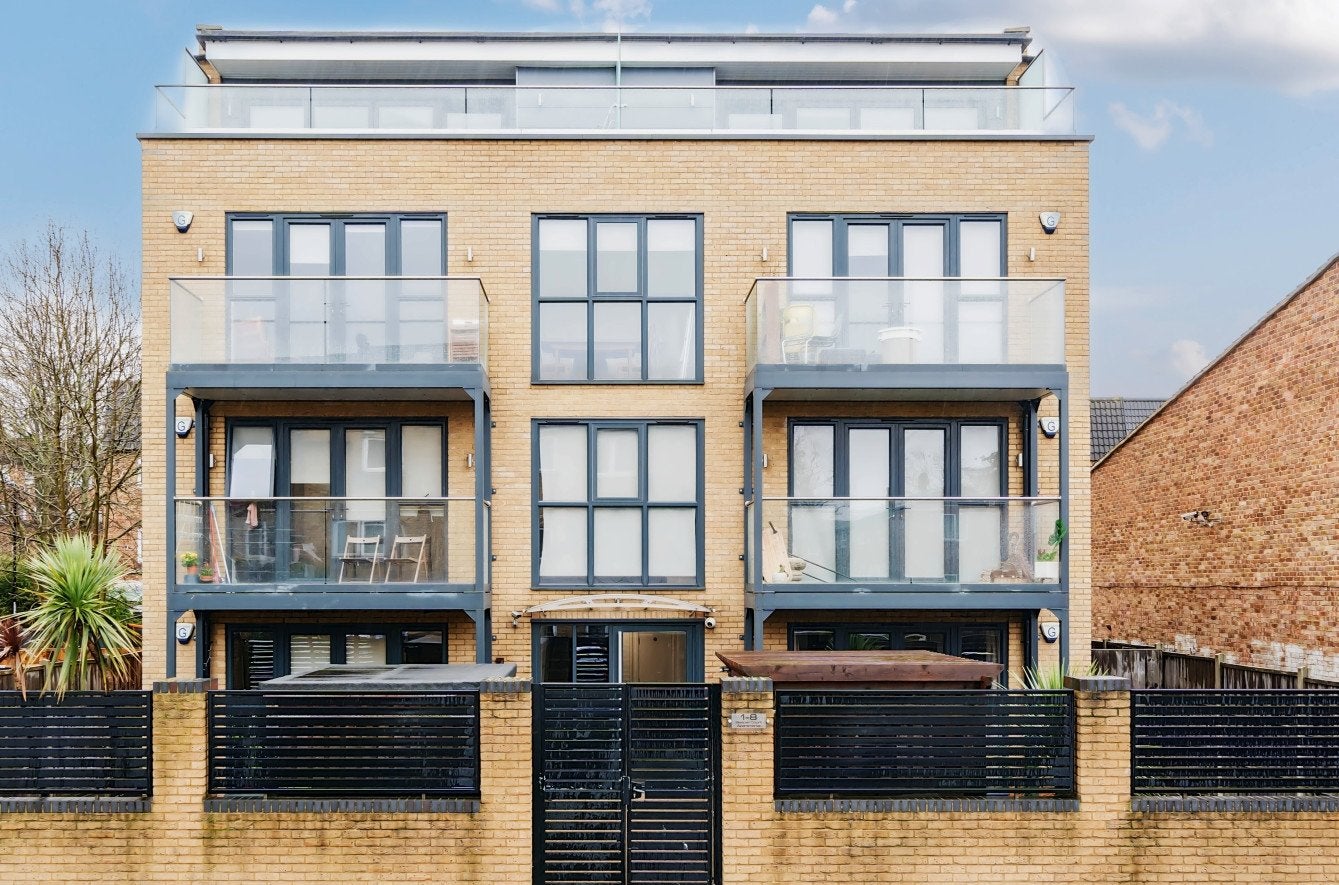Flat Pomeroy Street in Greater London