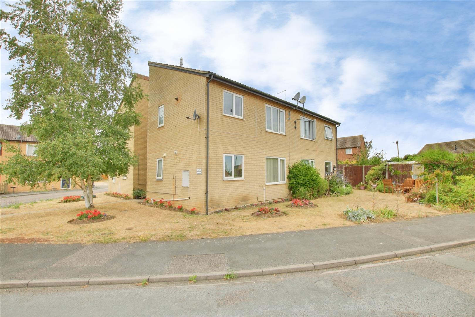 Flat Windsor Gardens in Huntingdonshire