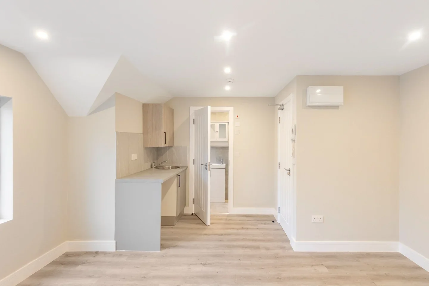 Flat Yeading Lane in Greater London