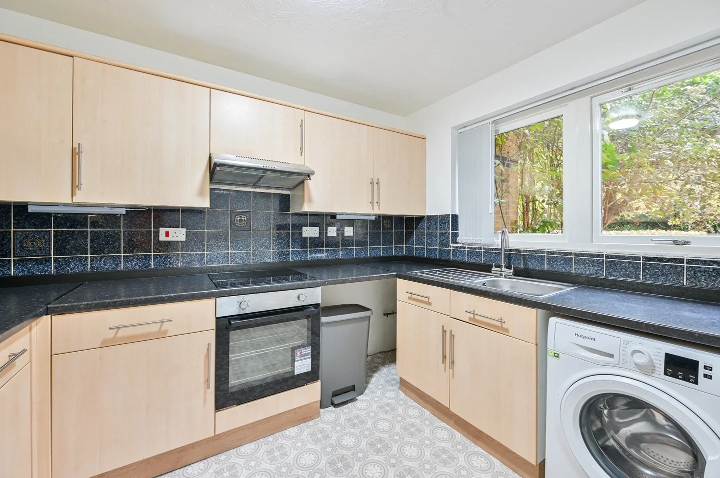 House Falcon Way in Greater London