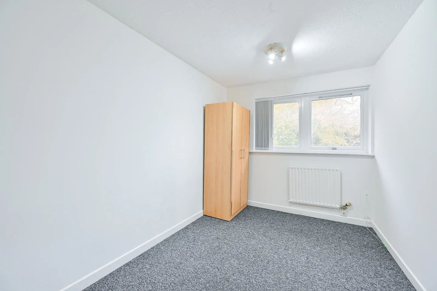 House Falcon Way in Greater London