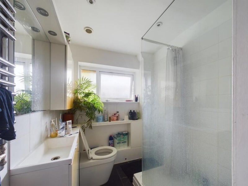 Room Dorset Road in Greater London