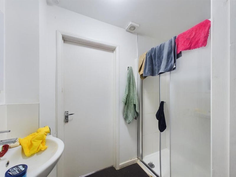 Room Dorset Road in Greater London