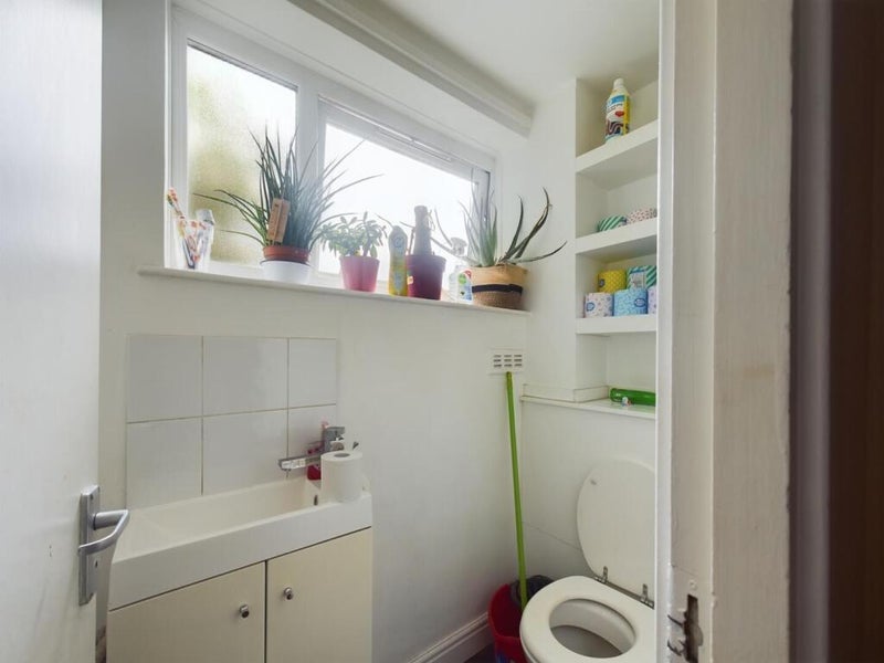 Room Dorset Road in Greater London