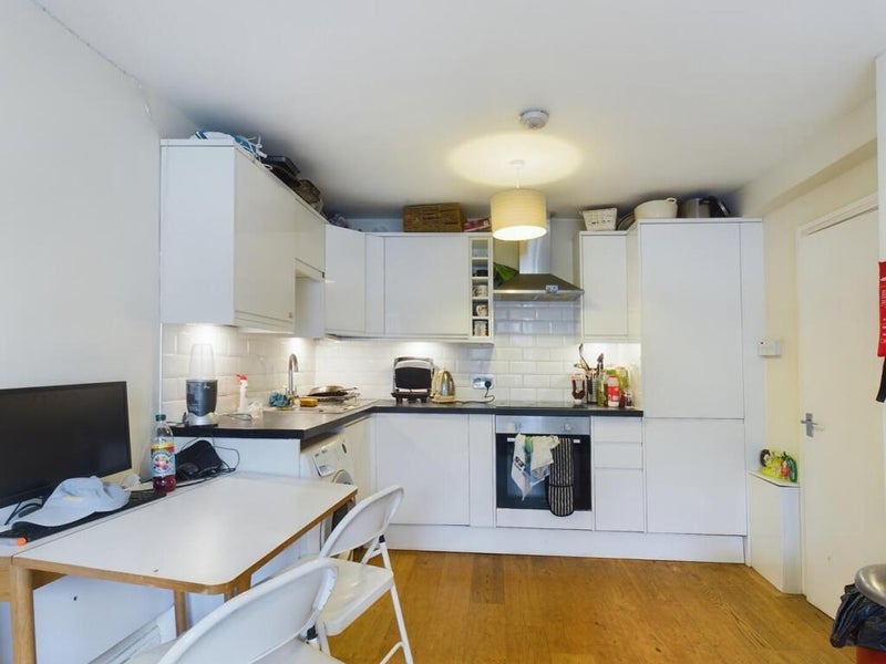 Room Dorset Road in Greater London