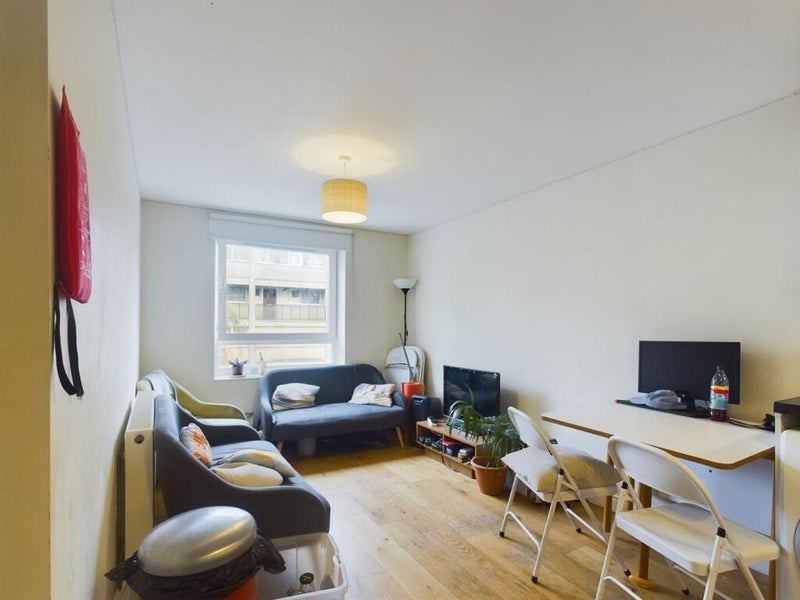 Room Dorset Road in Greater London