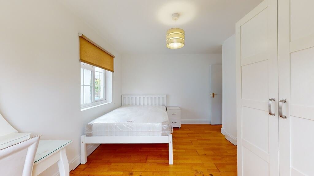 Flat Watford Way in Greater London