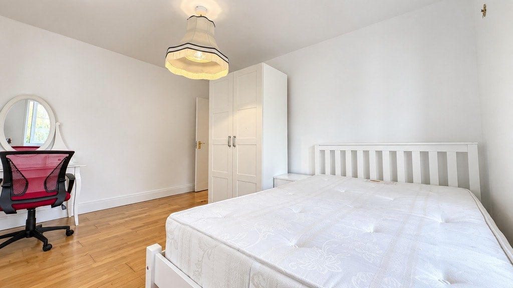 Flat Watford Way in Greater London