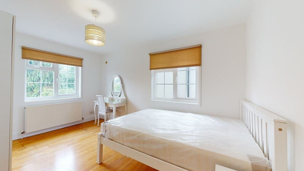 Flat Watford Way in Greater London