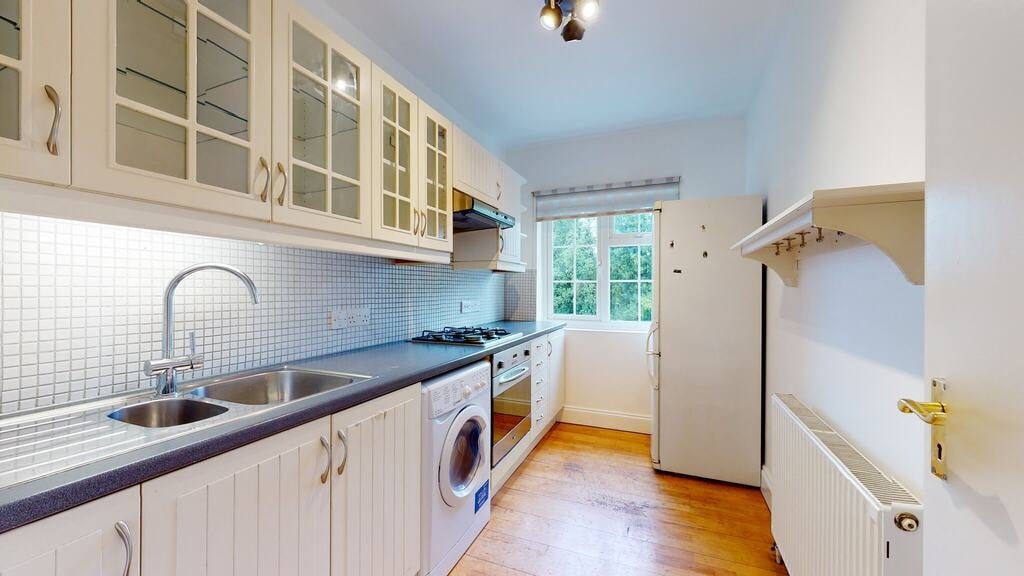 Flat Watford Way in Greater London