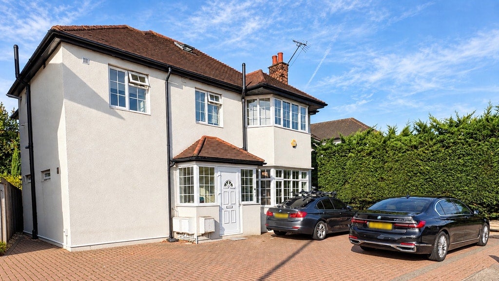 Flat Watford Way in Greater London