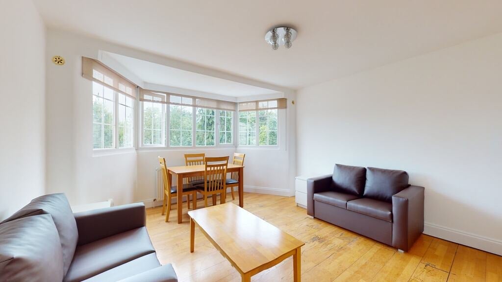 Flat Watford Way in Greater London