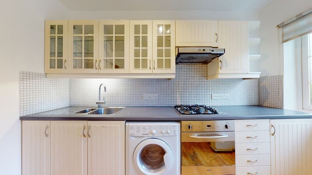 Flat Watford Way in Greater London