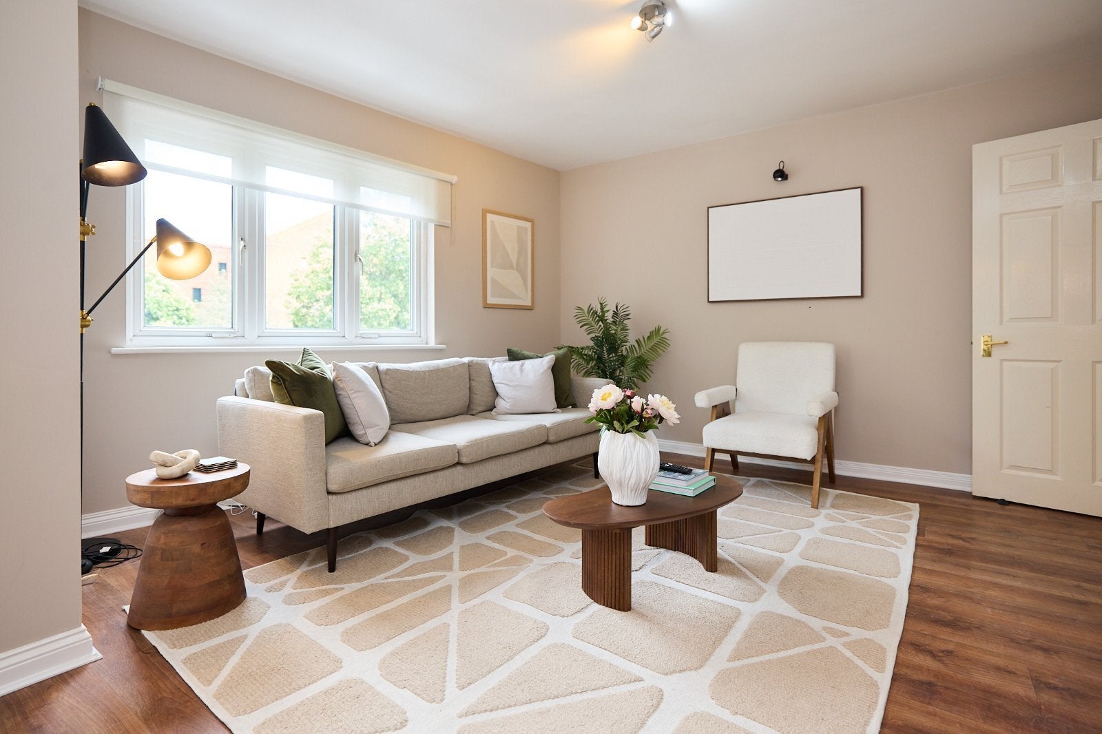 Flat Mellish Street in Greater London