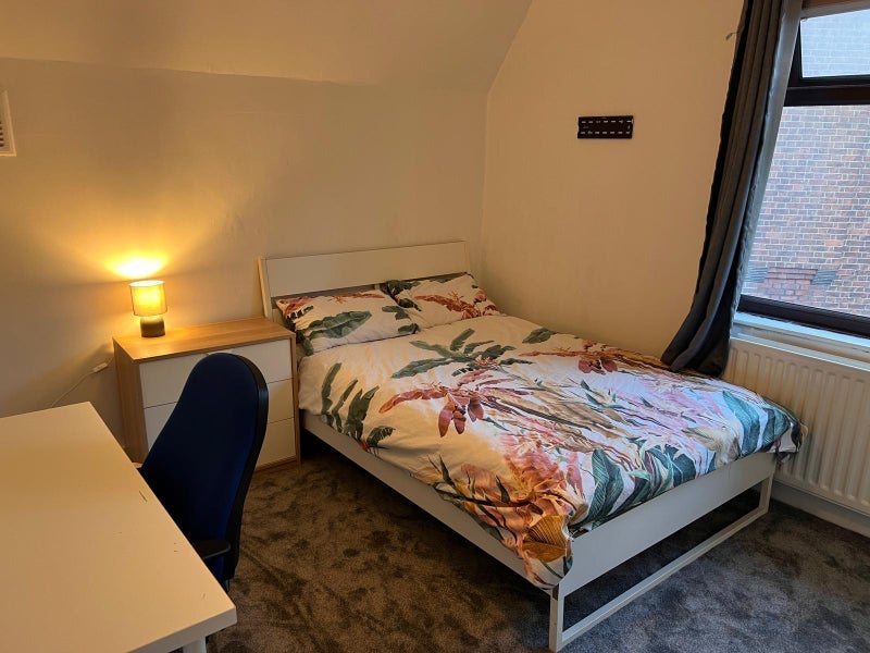 Room Du Cane Road in Greater London