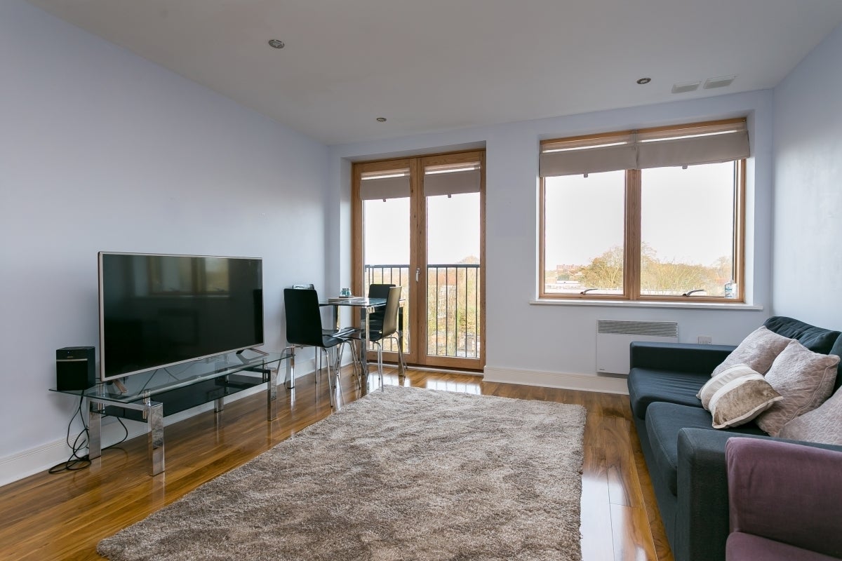 Flat Albemarle Road in Greater London