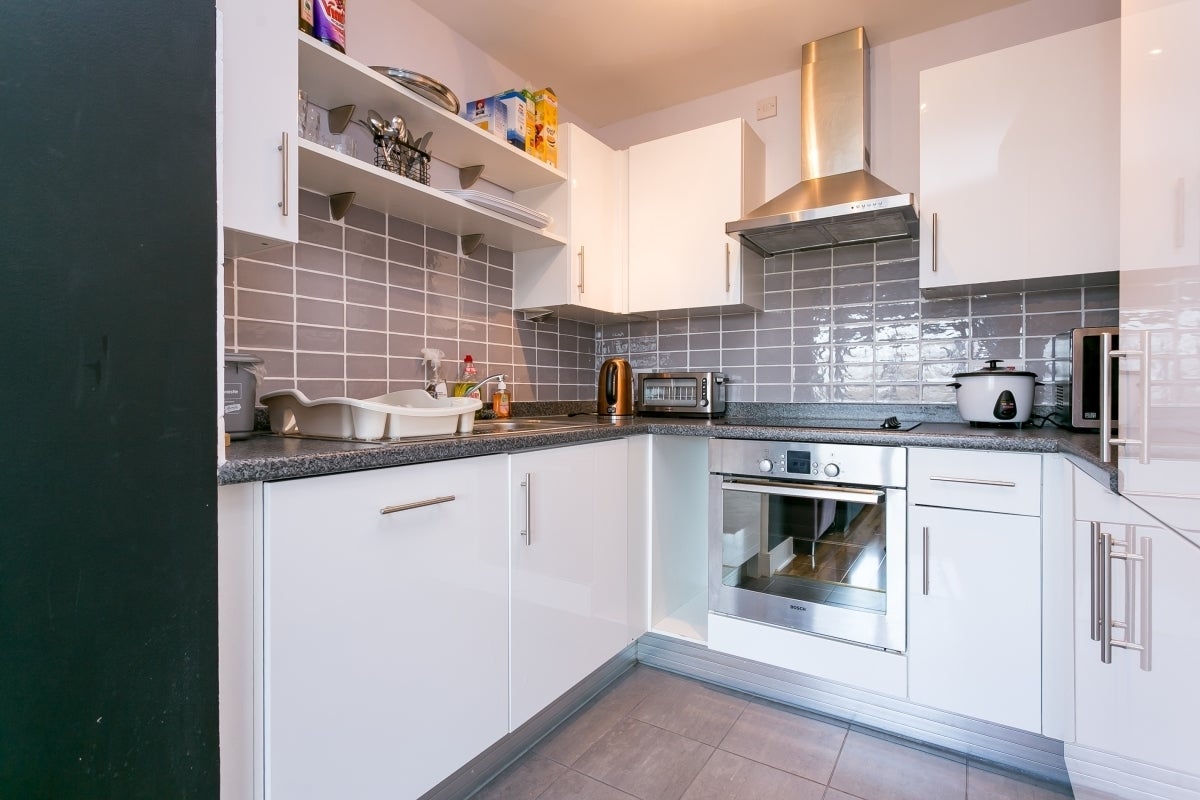 Flat Albemarle Road in Greater London