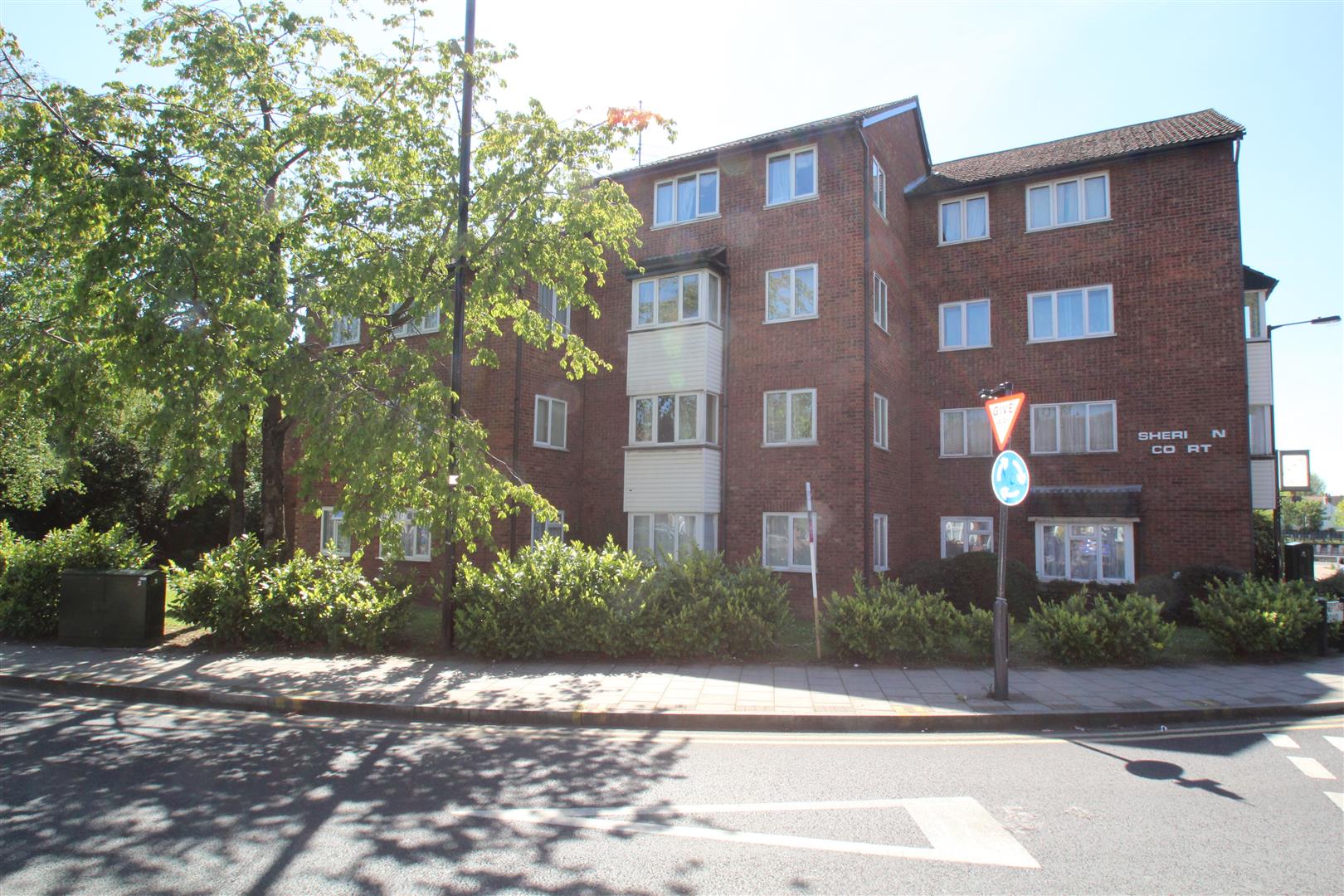 Flat Neptune Road in Greater London