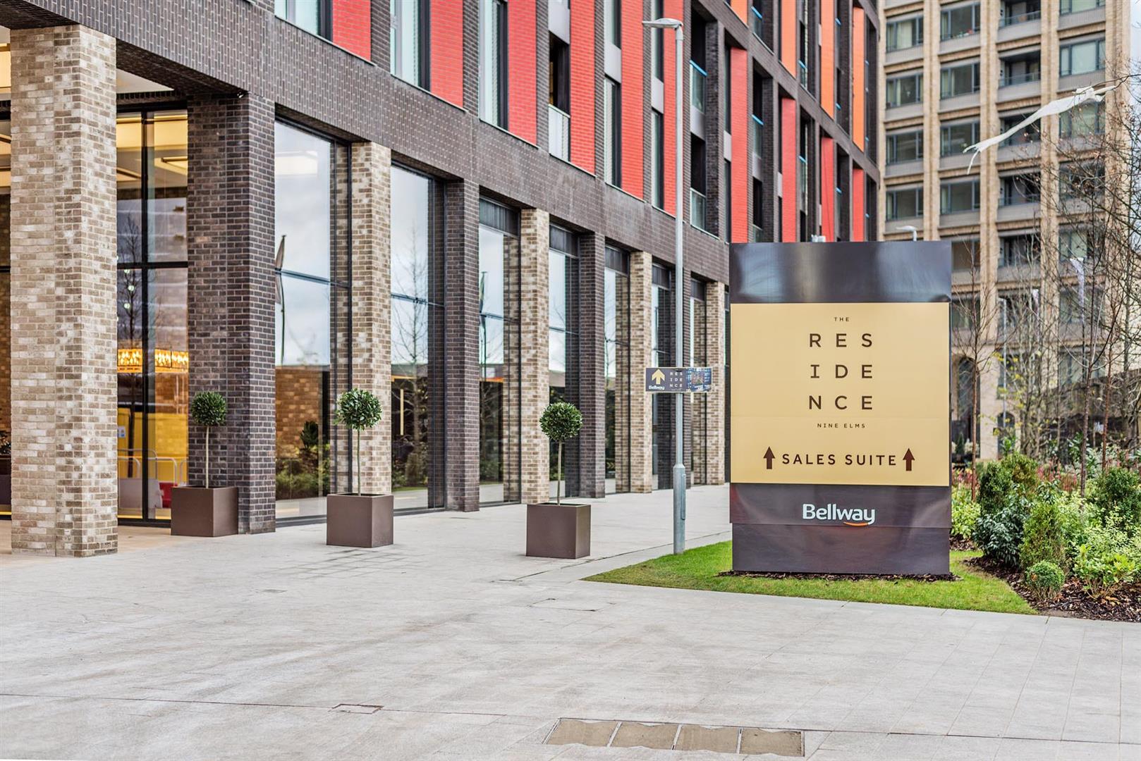 Flat Ponton Road in Greater London