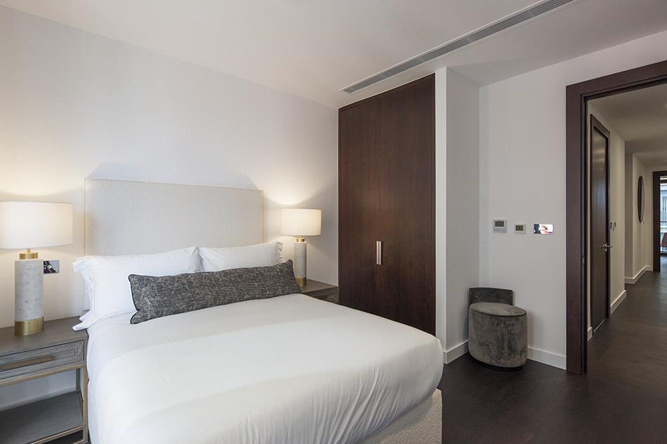 Flat Ponton Road in Greater London