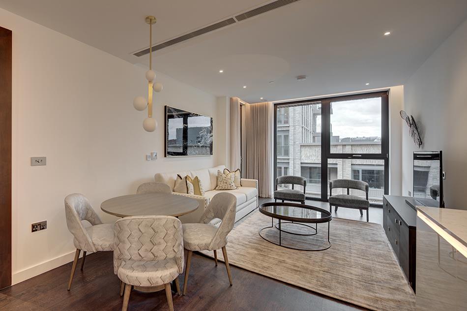 Flat Ponton Road in Greater London