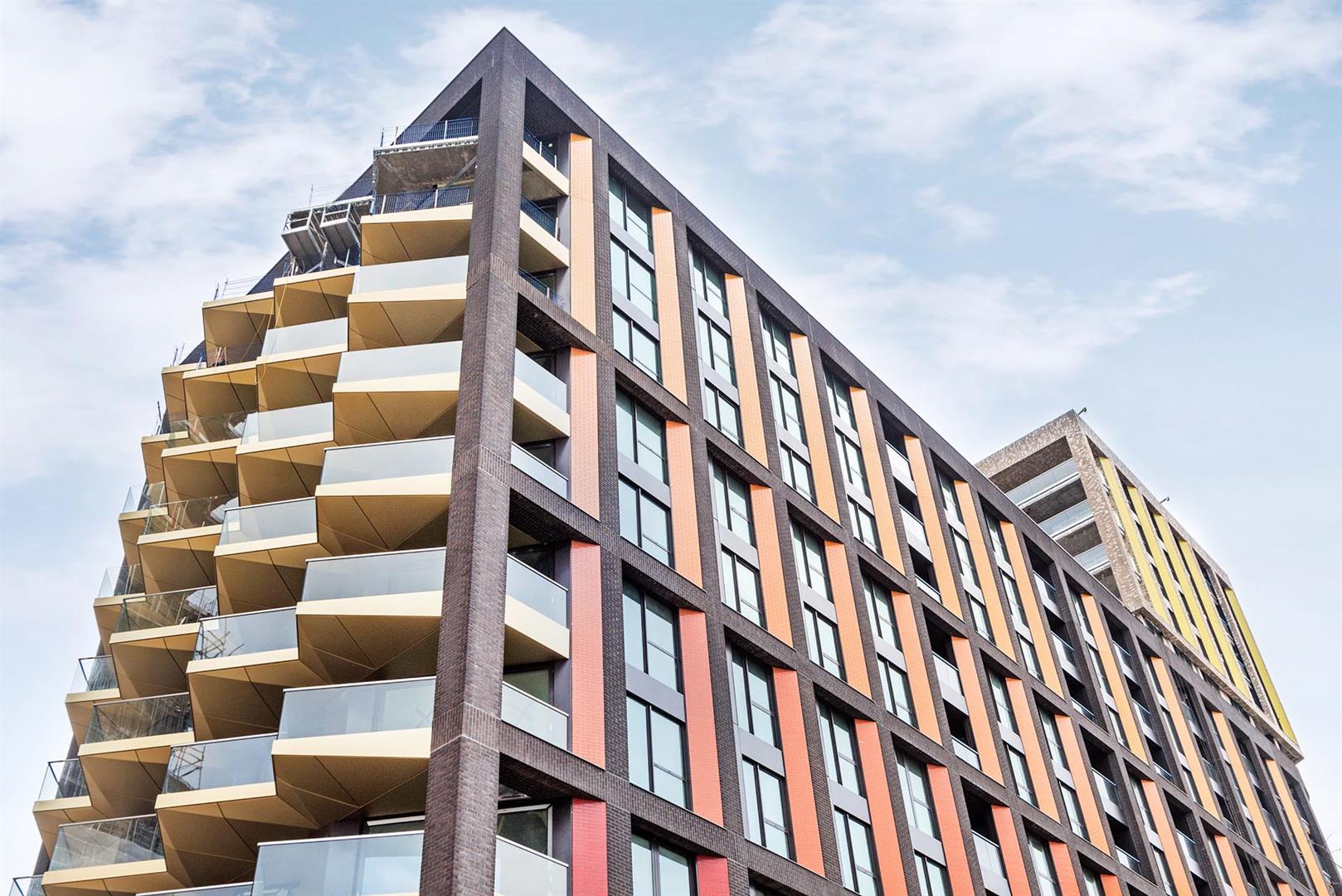 Flat Ponton Road in Greater London
