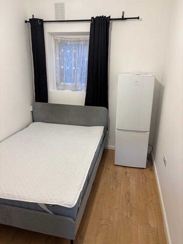 Room Roydene Road in Greater London