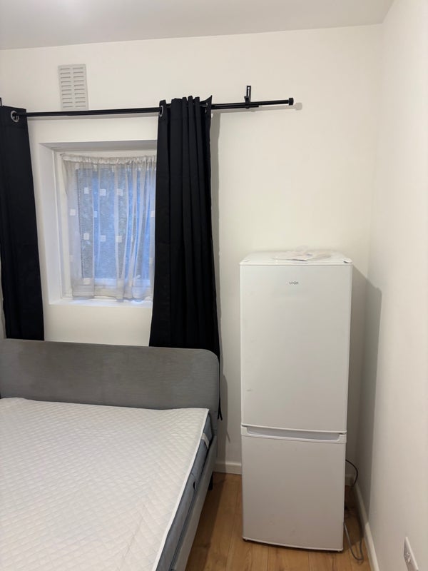 Room Roydene Road in Greater London