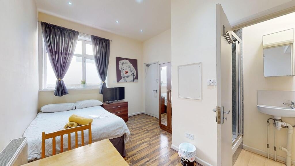 Flat Brondesbury Park in Greater London