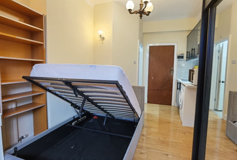 Flat Woodhill in Greater London