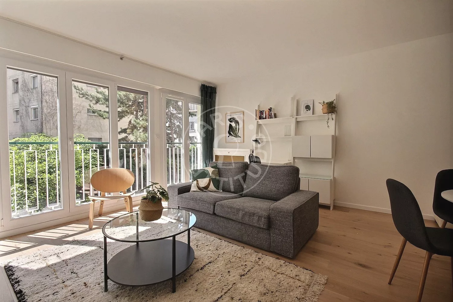 Flat Rue Rennequin in Paris