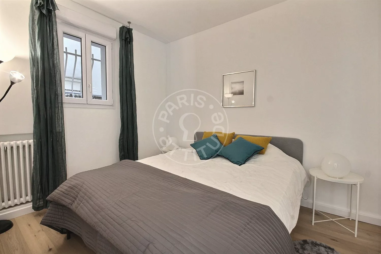 Flat Rue Rennequin in Paris