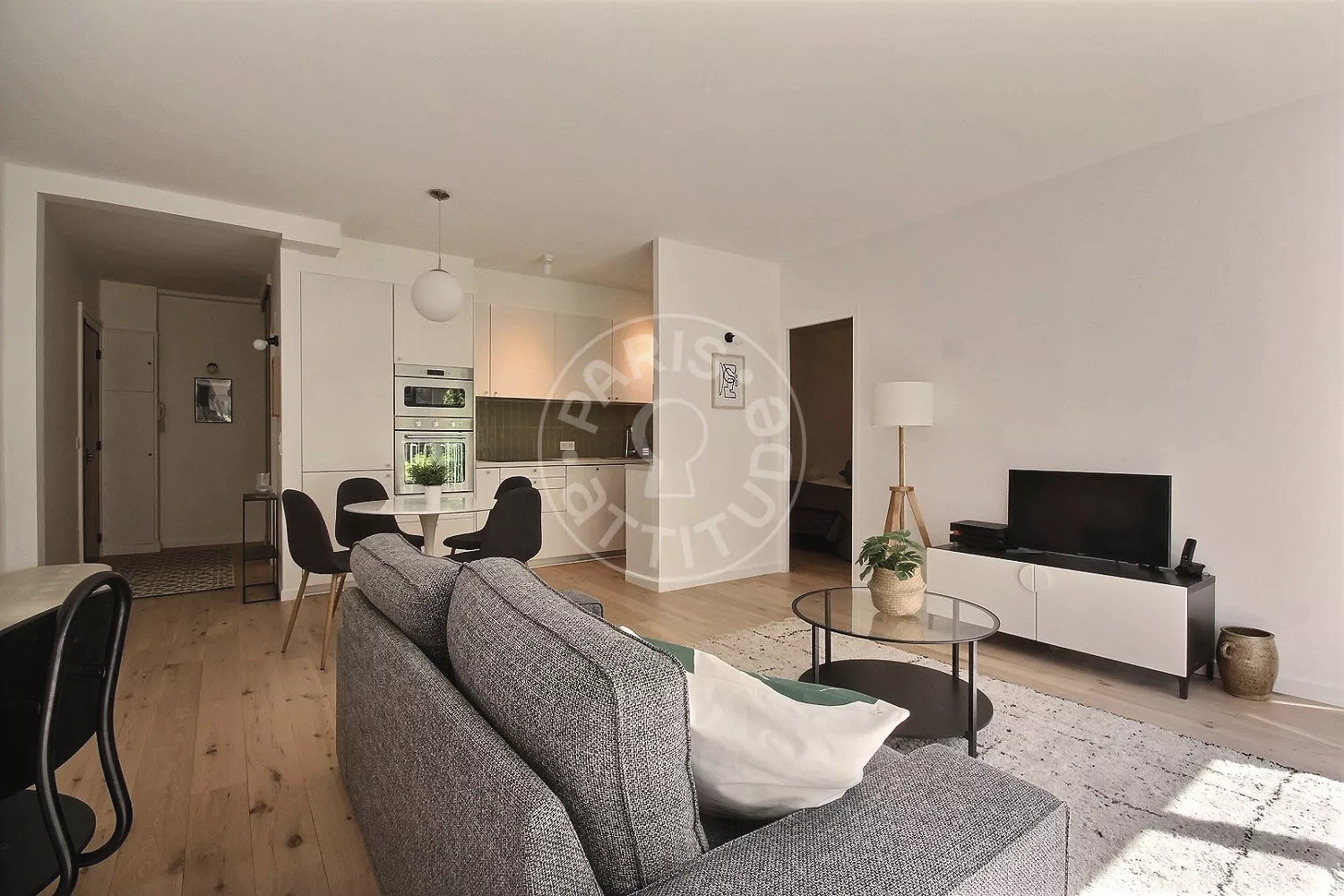 Flat Rue Rennequin in Paris